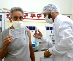 RESENDE APLICA DOSE DE REFORÇO CONTRA A COVID-19 EM PESSOAS ACIMA DE 60 ANOS E IMUNOSSUPRIMIDOS NESTA QUINTA, DIA 7