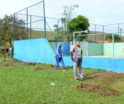 PREFEITURA DE RESENDE CONSTRÓI COBERTURA PARA QUADRA DA MORADA DAS ROSAS NO DISTRITO DE BULHÕES