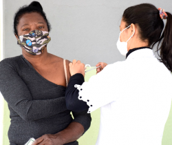 PREFEITURA APLICA DOSE DE REFORÇO CONTRA A COVID-19 EM PESSOAS ACIMA DE 60 ANOS E IMUNOSSUPRIMIDOS NA QUINTA, DIA 4