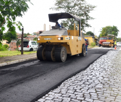 PREFEITURA INICIA OBRAS DE PAVIMENTAÇÃO ASFÁLTICA NA RUA SENHOR DOS PASSOS