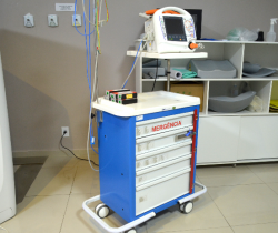 SANTA CASA DE MISERICÓRDIA RECEBE CARRINHOS DE EMERGÊNCIA, MACA ORTOSTÁTICA E CADEIRAS DE COLETA PARA LABORATÓRIO
