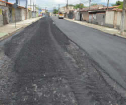 OBRA DE ASFALTAMENTO NA RUA DOS EUCALIPTOS É INICIADA PELA PREFEITURA DE RESENDE