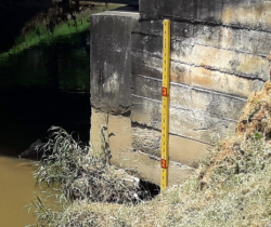PREFEITURA DE RESENDE INSTALA NOVA RÉGUA PARA MONITORAMENTO DO RIO ALAMBARI