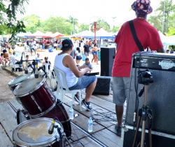 PROJETO MÚSICA NA FEIRA LEVA MPB E SAMBA À TRADICIONAL FEIRA DO PARQUE DAS ÁGUAS NESTE DOMINGO