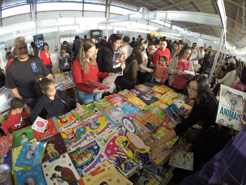 ALUNOS E PROFESSORES DA REDE MUNICIPAL  VISITAM BIENAL DO LIVRO EM SÃO PAULO