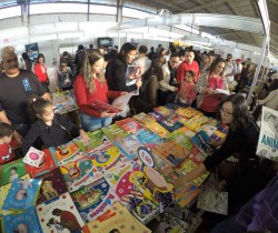 ALUNOS E PROFESSORES DA REDE MUNICIPAL VISITAM BIENAL DO LIVRO EM SÃO PAULO