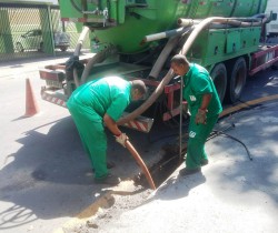 PREFEITURA FAZ LIMPEZA DO SISTEMA DE DRENAGEM  PARA PREVENIR ALAGAMENTOS NO VERÃO