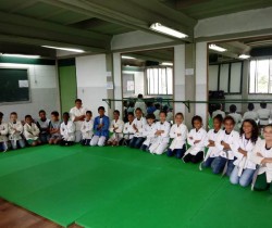PROJETO SOCIAL LEVA AULAS DE JUDÔ PARA ALUNOS DA REDE MUNICIPAL DE ENSINO