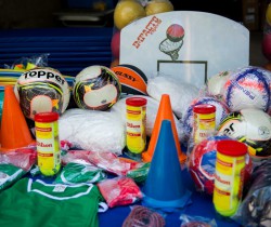 PREFEITURA ENTREGA MATERIAL ESPORTIVO PARA ALUNOS DA REDE MUNICIPAL DE ENSINO
