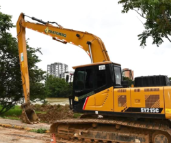 PREFEITURA DE RESENDE GANHA REFORÇO DE ESCAVADEIRA DE LONGO ALCANCE DO INEA 