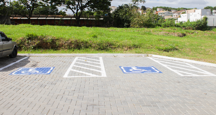 ECOPARQUE RECEBE SINALIZAÇÃO HORIZONTAL PARA PCDS, VAGAS DE ESTACIONAMENTO E MANOBRAS DE VEÍCULOS