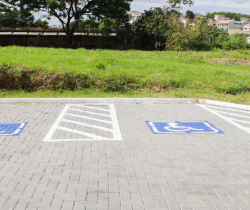 ECOPARQUE RECEBE SINALIZAÇÃO HORIZONTAL PARA PCDS, VAGAS DE ESTACIONAMENTO E MANOBRAS DE VEÍCULOS