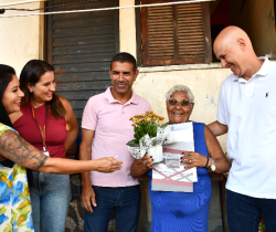 RESENDE ENTREGA PRIMEIRAS ESCRITURAS DO PROJETO DE REGULARIZAÇÃO FUNDIÁRIA URBANA NO BAIRRO CABRAL