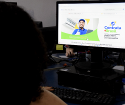 RESENDE LANÇA “CONTRATA + BRASIL” E FACILITA CONTRATAÇÃO DE MEIS PARA SERVIÇOS NA PREFEITURA