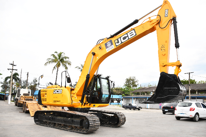 PREFEITURA DE RESENDE RECEBE NOVA ESCAVADEIRA HIDRÁULICA PARA FORTALECER AÇÕES NAS ESTRADAS RURAIS