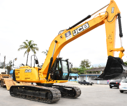 PREFEITURA DE RESENDE RECEBE NOVA ESCAVADEIRA HIDRÁULICA PARA FORTALECER AÇÕES NAS ESTRADAS RURAIS