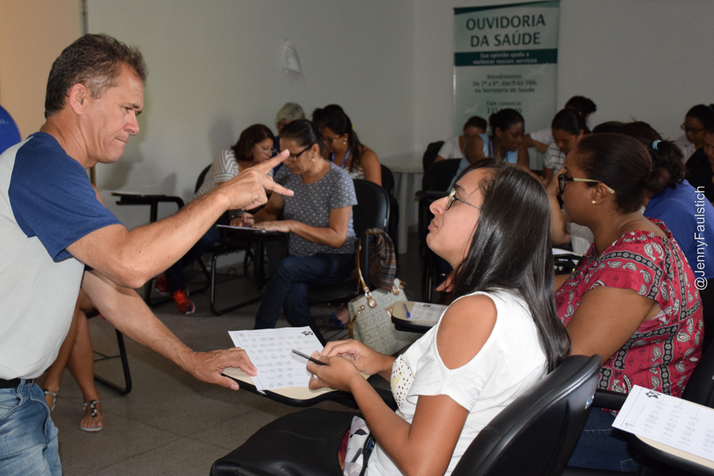 Recepcionistas da saúde aprendem linguagem de sinais
