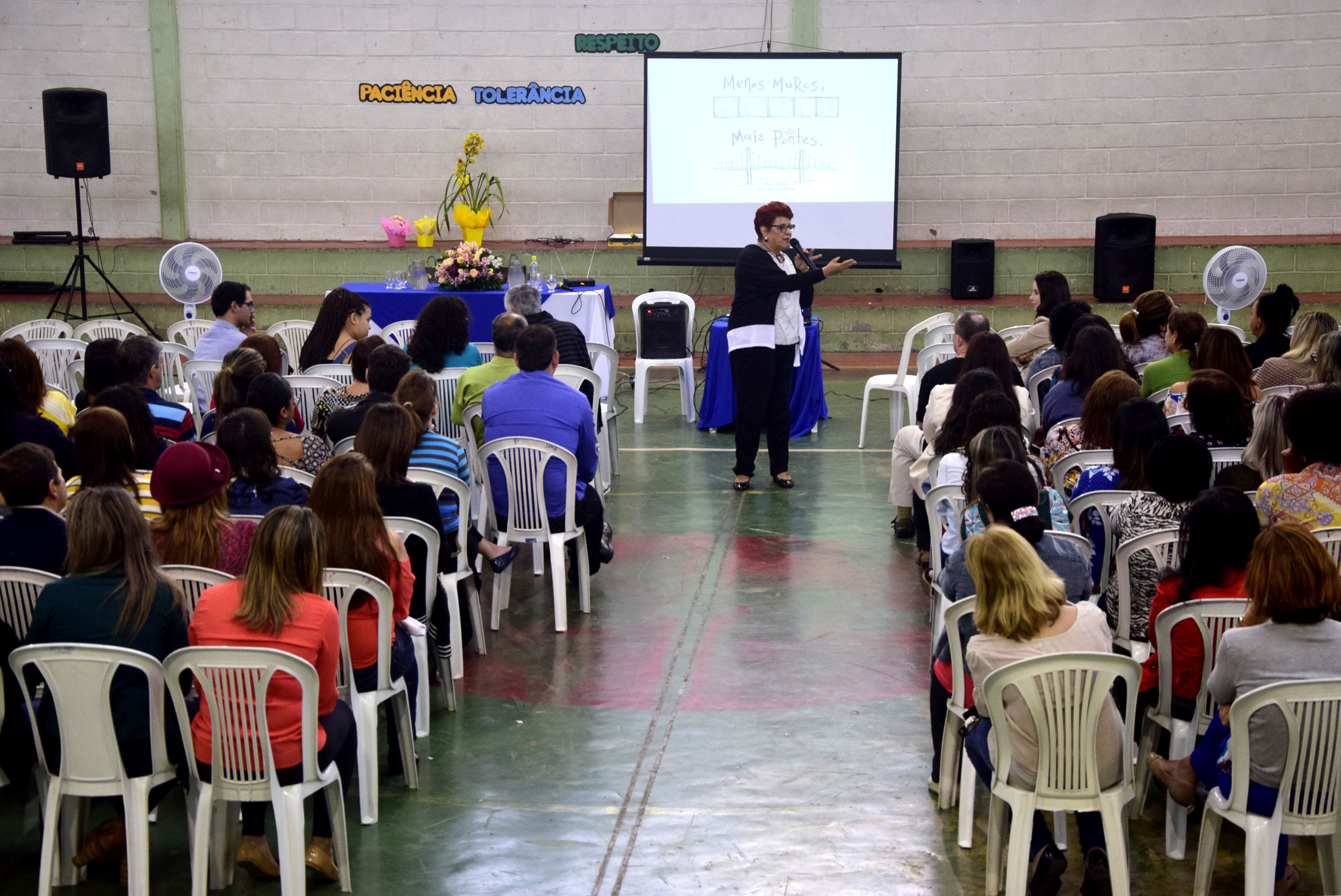 MESTRES VIRAM ALUNOS NO DIA DO PROFESSOR EM RESENDE