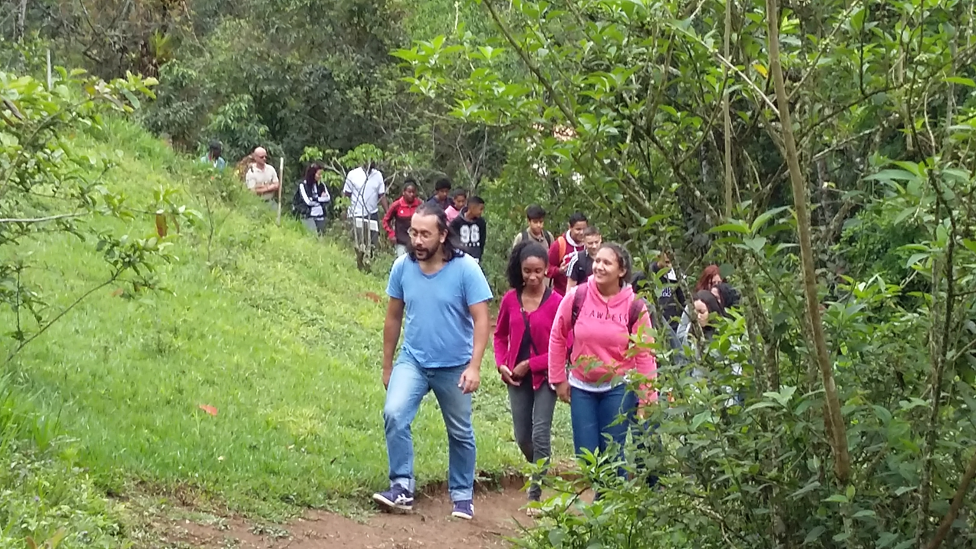 PROJETO PLANTAR FLORESTAS PARA COLHER ÁGUA FORMA 49 ADOLESCENTES EM RESENDE