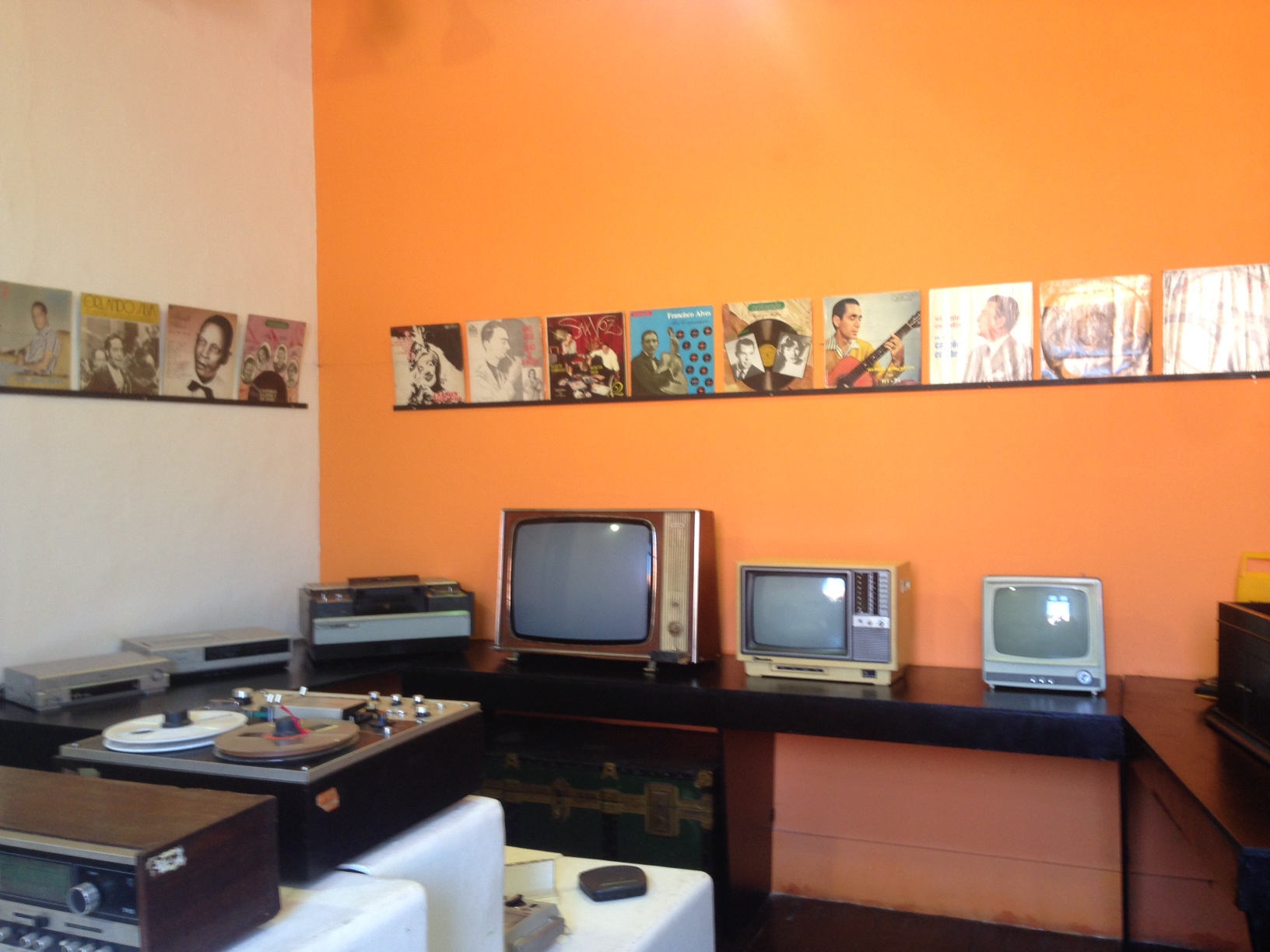 Exposição relembra grandes vozes da Era de Ouro do Rádio