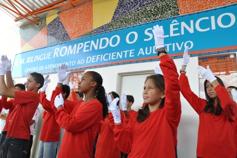 PREFEITURA CAPACITA PROFESSORES E SOCIEDADE PARA UTILIZAR LÍNGUA DE SINAIS