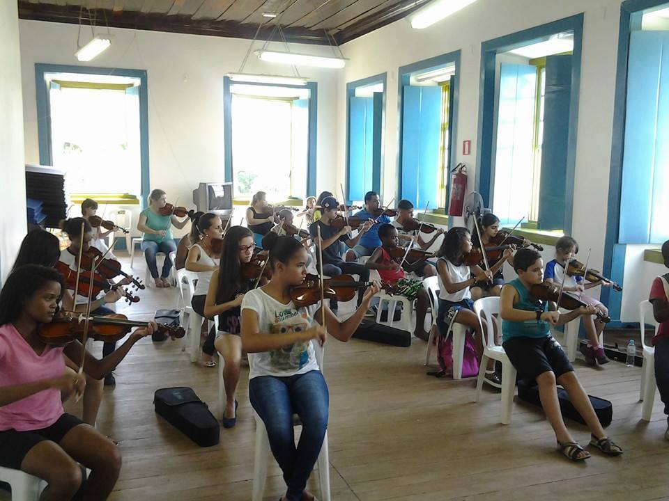 Alunos do Projeto A Música Venceu se apresentam na Igreja Matriz