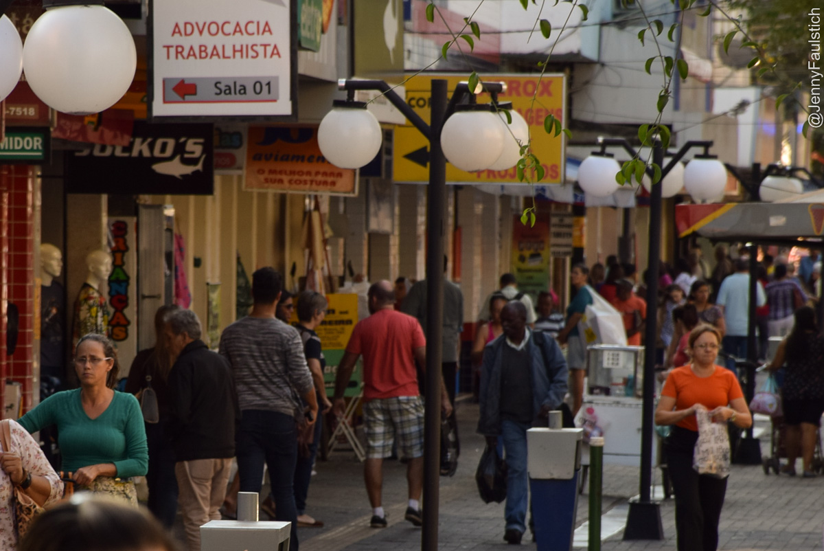 Domingo de compras e lazer no Calçadão de Campos Elíseos