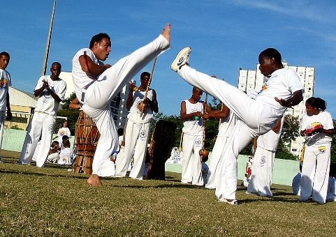 Contra a discriminação racial: Prefeitura realiza evento com panfletagem e capoeira