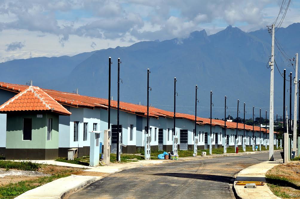 Famílias contempladas com casas recebem as chaves