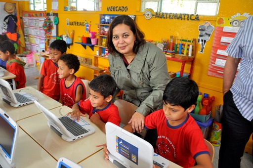 Alunos da Escola Algodão Doce ganham sala de informática educativa