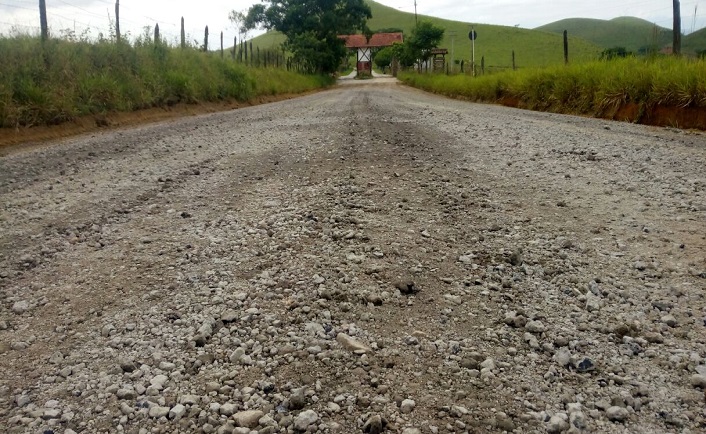 Estrada para Serrinha ganha reforço na manutenção