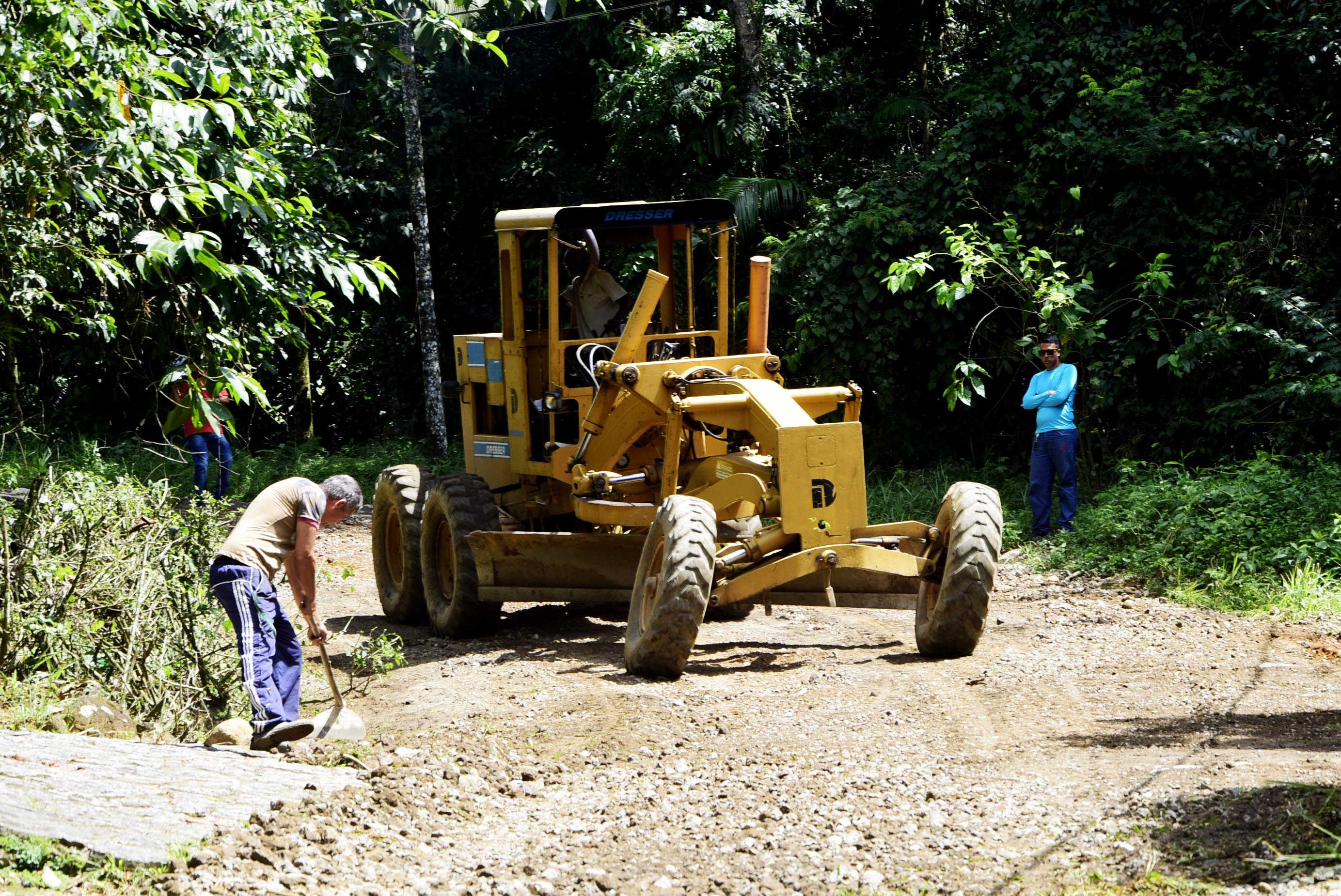 ESTRADA DA SERRINHA RECEBE REPAROS ESTRUTURAIS
