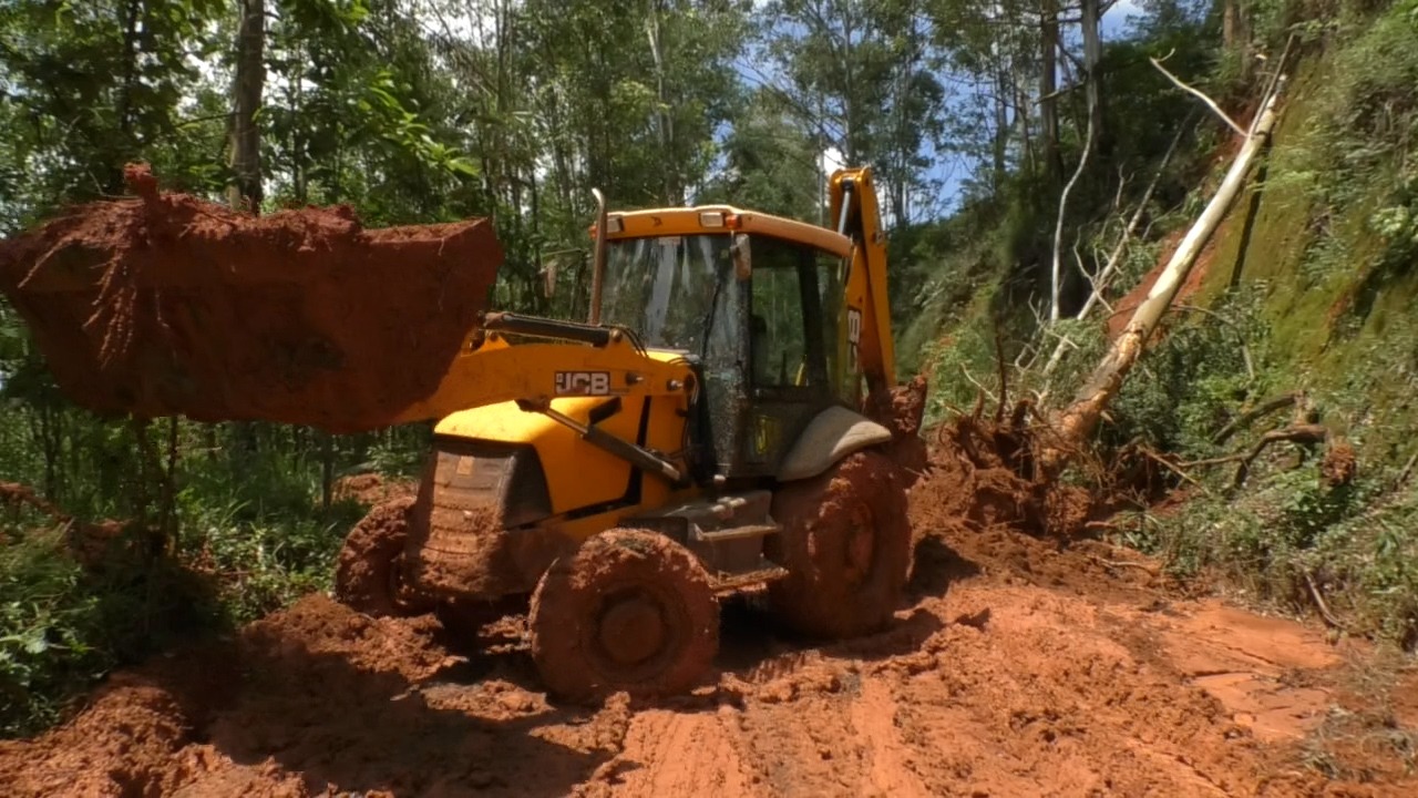 PREFEITURA DESOBSTRUI E LIBERA SERRA DO EME PARA CARROS DE PASSEIO