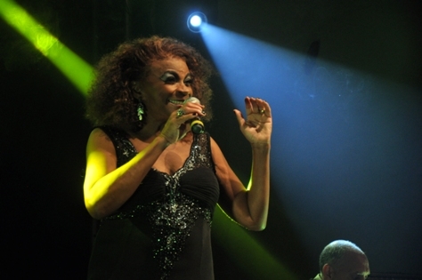 Zezé Motta encerra Festival de Música e Semana da Consciência Negra