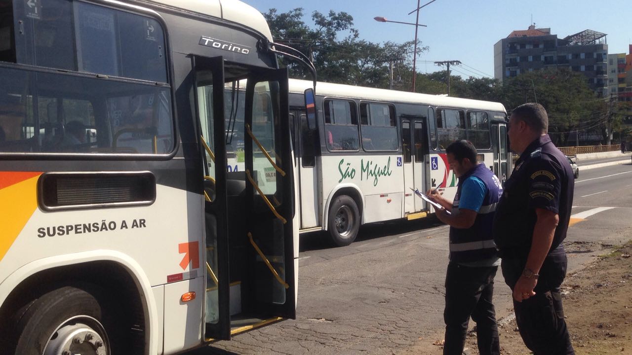Blitz no bairro Montese autua ônibus da São Miguel