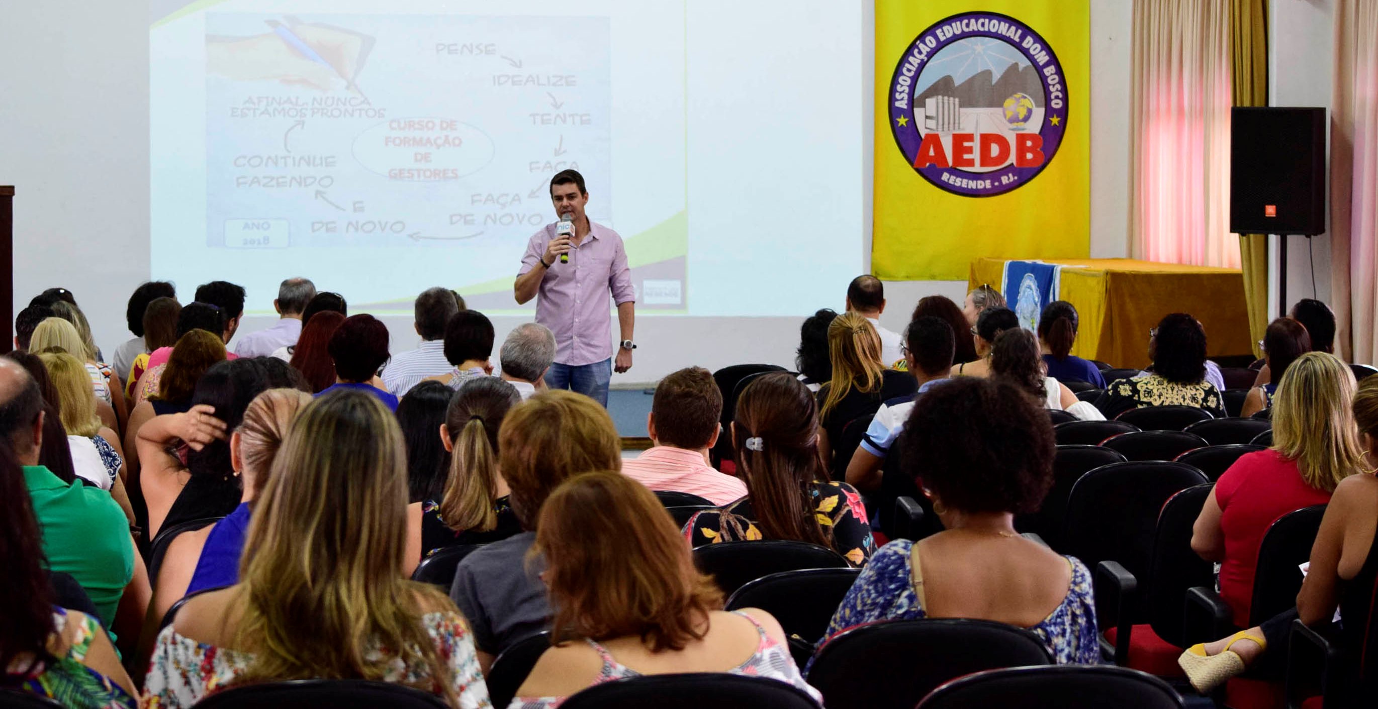 GESTÃO DEMOCRÁTICA É TEMA  DE CURSO DE FORMAÇÃO DE DIRETORES