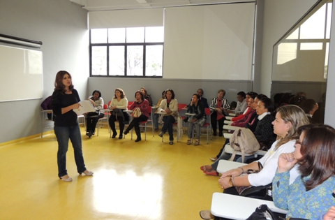 Empregadas domésticas e servidoras municipais participam de palestra sobre empreendedorismo