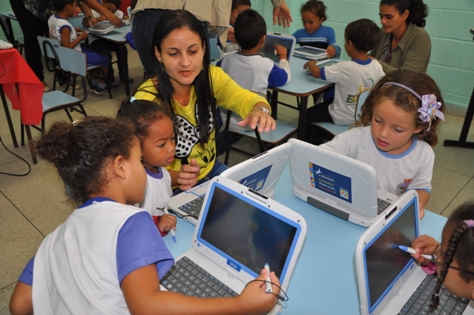Alunos mostram técnicas de programação durante a Semana de Ciência e Tecnologia