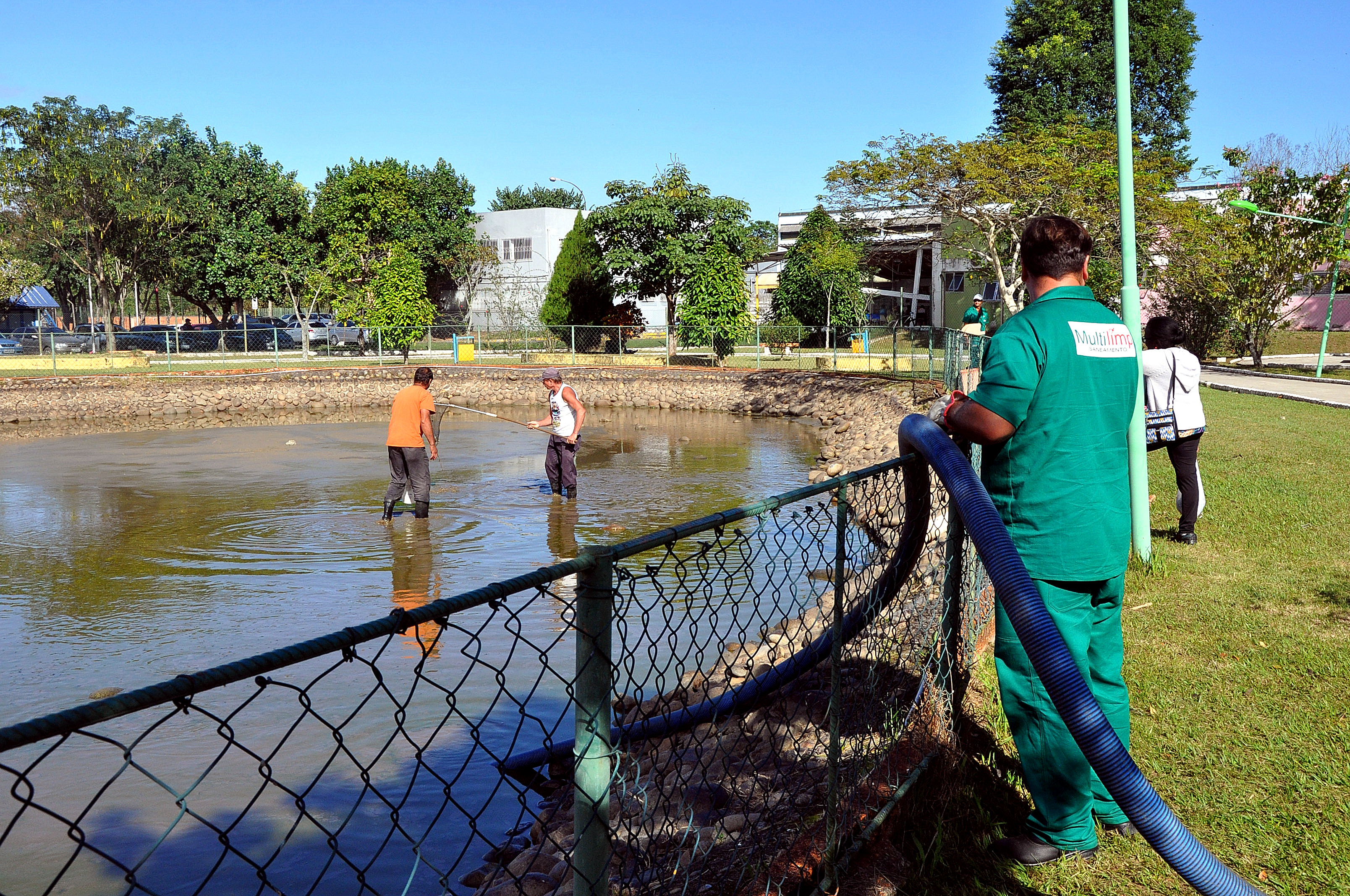 AMAR realiza limpeza do lago do Parque das Águas