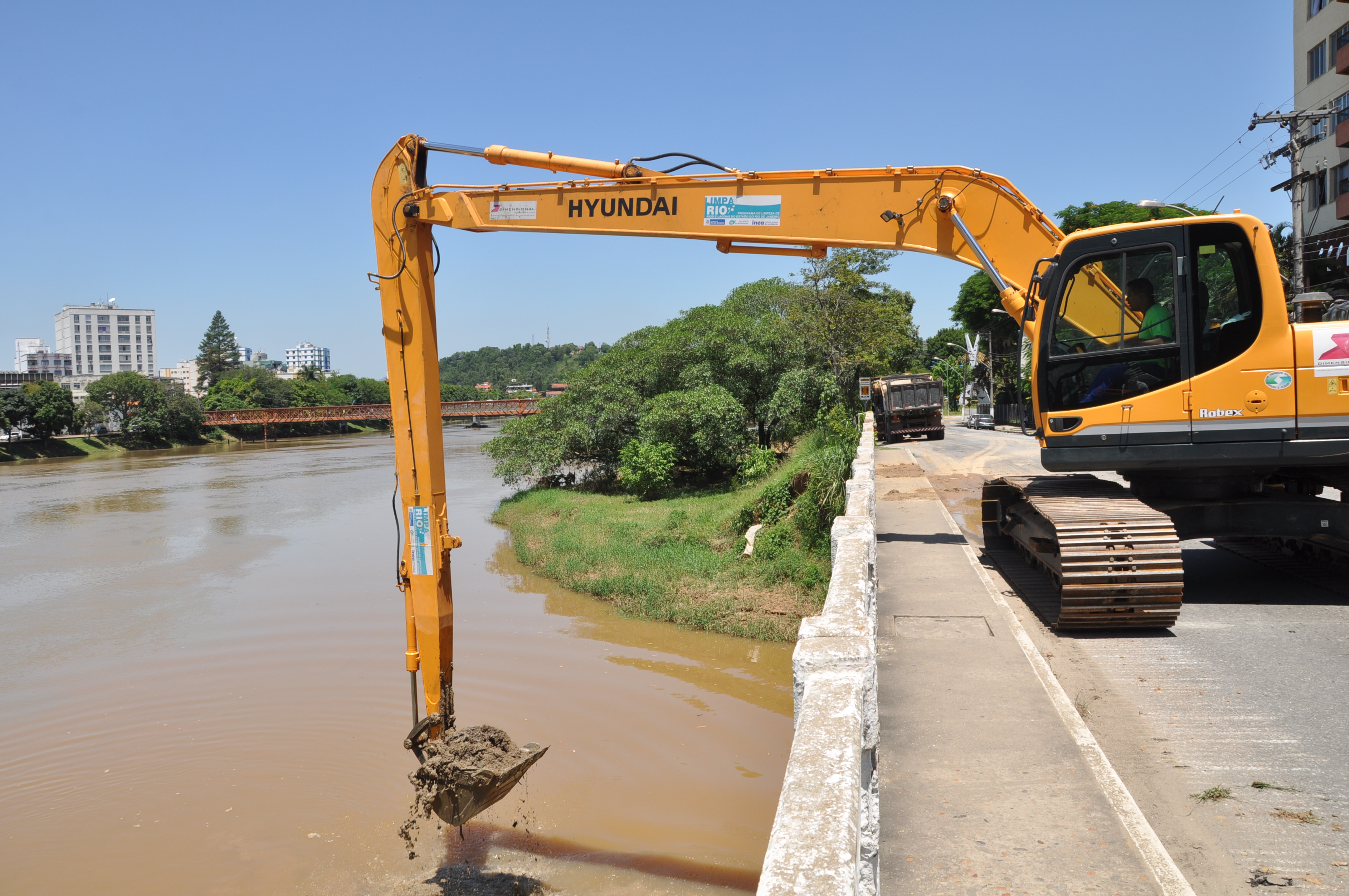 Rio Sesmarias recebe serviços de desassoreamento