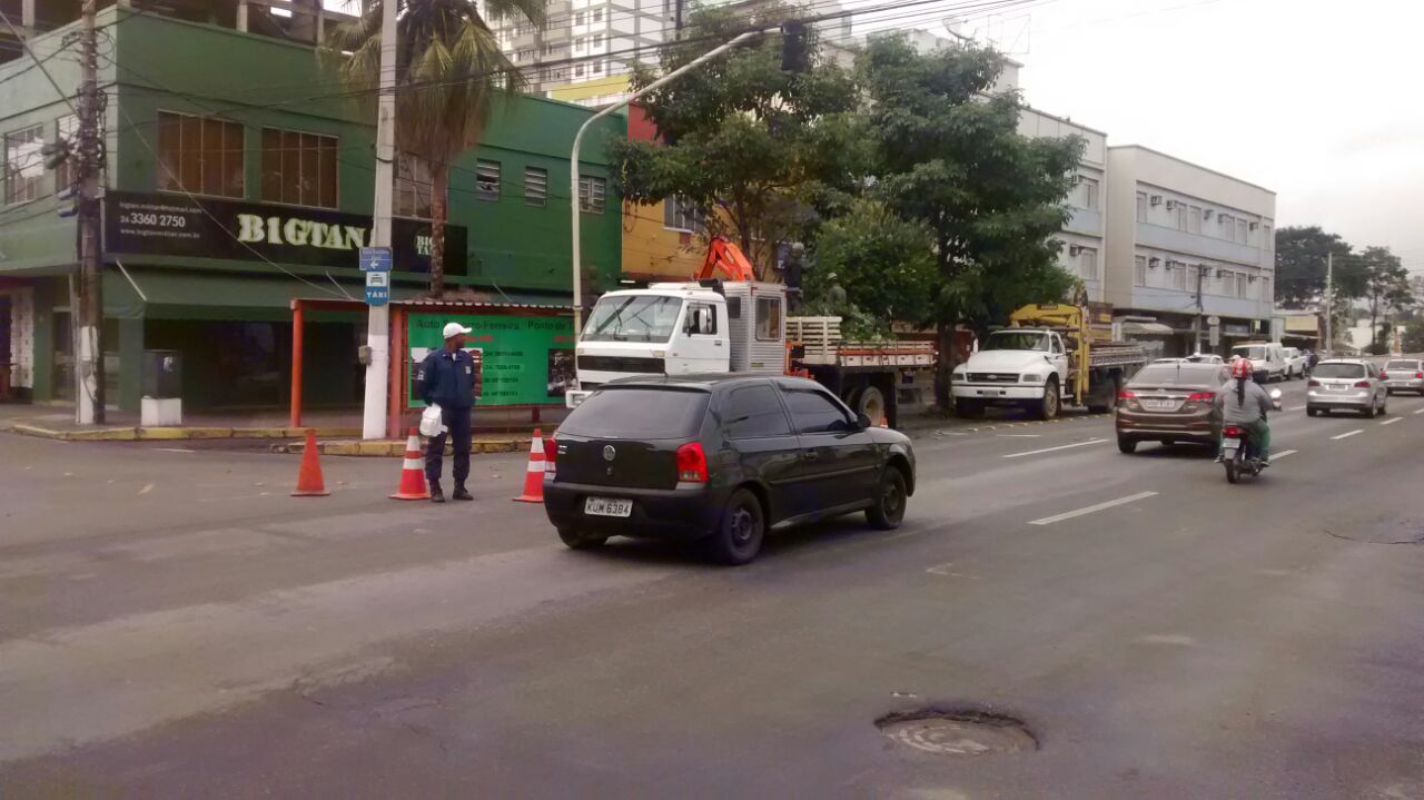 Semáforos e placas são desobstruídos em Resende