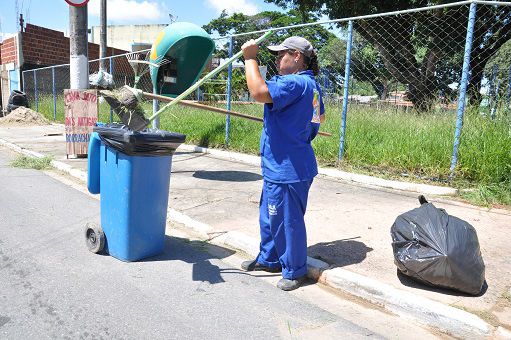 Prefeitura realiza serviços de limpeza, roçada e capina em vários bairros