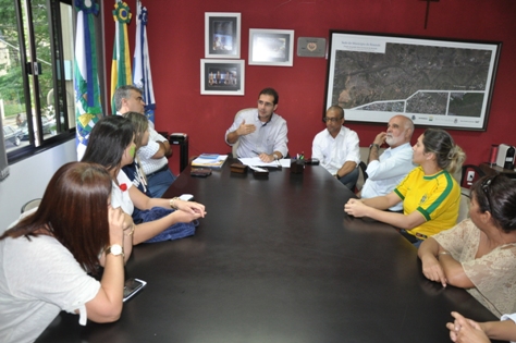 Manifestantes de Engenheiro Passos participam de reunião com o prefeito