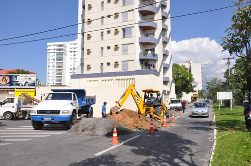Trânsito na Av. Beira Rio está interditado parcialmente neste momento em função de obras de reparo em um trecho da via
