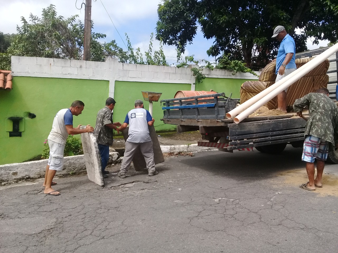 PREFEITURA GARANTE LIMPEZA E RECUPERAÇÃO DE BUEIROS NO BAIRRO SANTO AMARO
