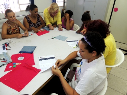 Projeto Mulheres que Costuram em Casa atende mais 45 alunas
