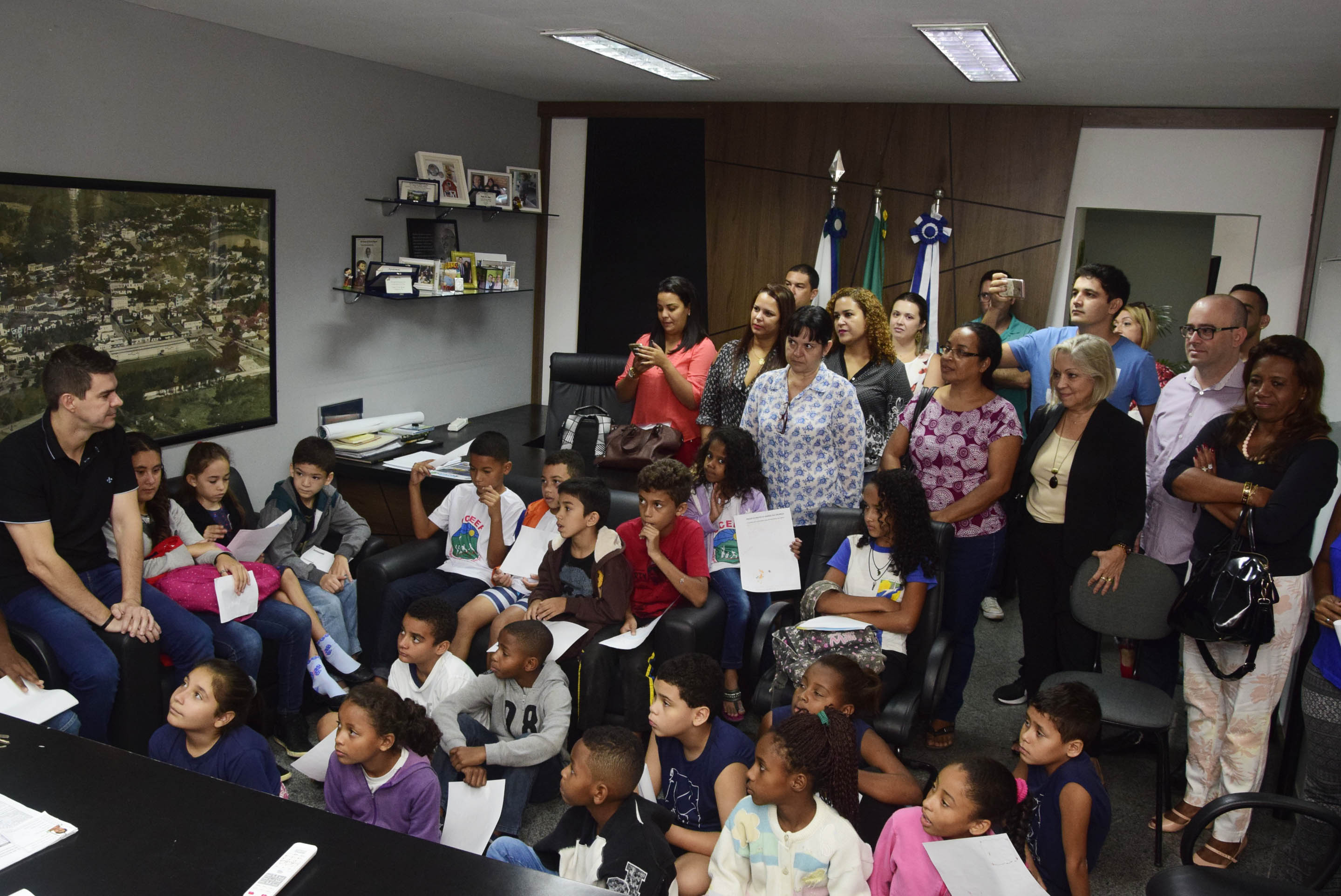 ALUNOS DESENHAM A CIDADE QUE QUEREM PARA OS PRÓXIMOS 10 ANOS