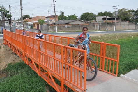 Prefeitura conclui obra de passarela de pedestre entre Morada do Contorno e Cidade Alegria
