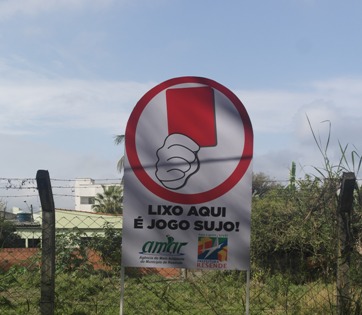 Novas placas de orientação de limpeza pública são instaladas em Resende