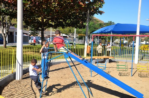 Engenheiro Passos recebe praça revitalizada e sala com acesso à internet
